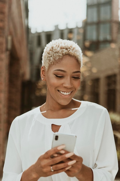 Mujer negra feliz usando su teléfono inteligente