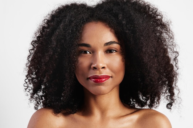 Mujer negra con gran retrato de cabello afro