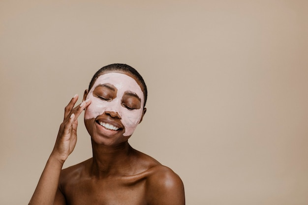 Foto mujer negra, hacer, un, mascarilla