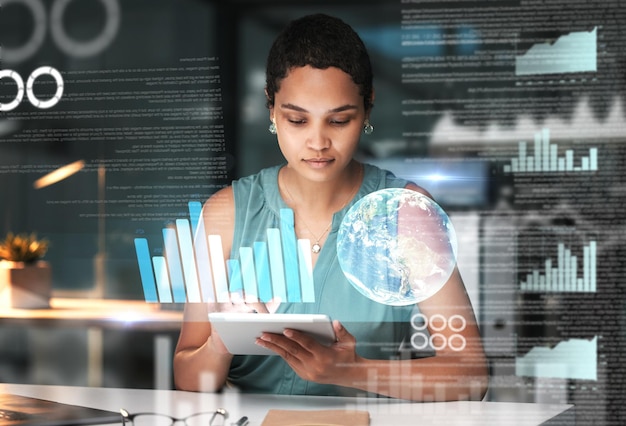 Mujer negra con holograma de datos erp de tableta e investigación y programación de innovación en tecnología de información futura Análisis de redes futuristas y desarrollador para software de sitios web de empresas emergentes