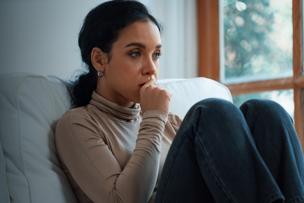 Mujer negra joven deprimida con problemas de salud mental en la mente necesita tratamiento crucial de pensar en exceso fatiga niña pensamiento perturbador ansiedad disocial y otros trastornos de salud mental