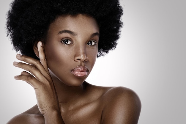 Mujer negra joven y hermosa con piel suave