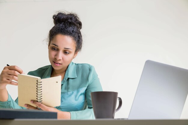 mujer negra leyendo notas