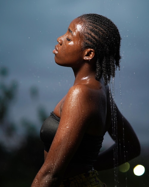 mujer negra bajo la lluvia