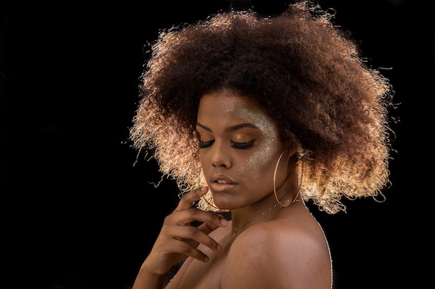 Mujer negra con maquillaje elegante tocando la cara