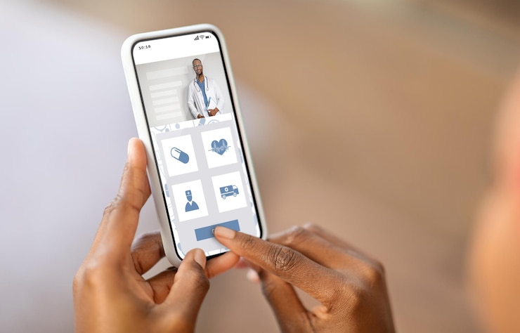 Foto mujer negra navegando por la aplicación de telemedicina en su teléfono inteligente en casa
