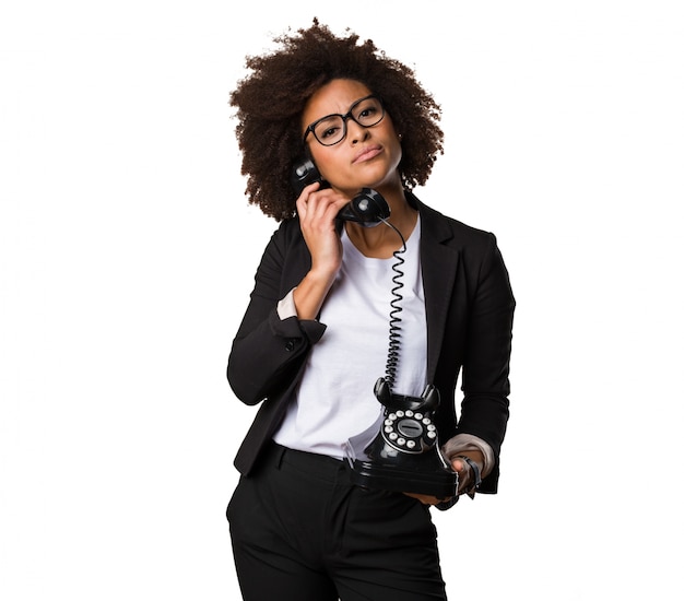 mujer negra de negocios hablando por teléfono