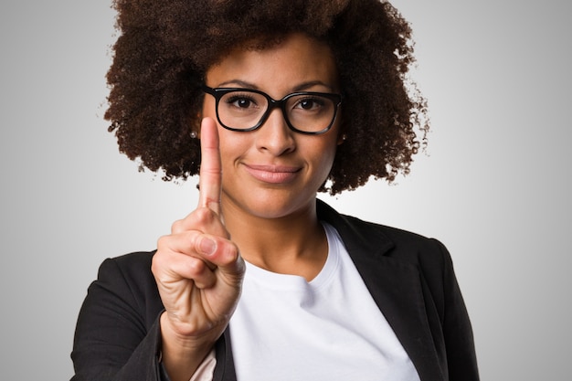 mujer negra de negocios haciendo gesto número uno