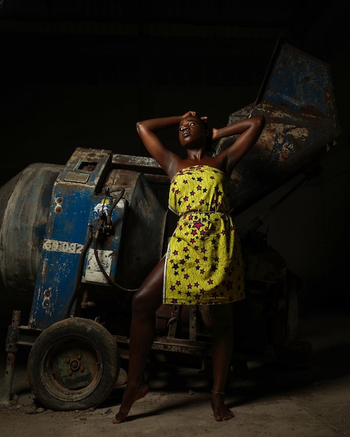 Una mujer negra con un paño amarillo.