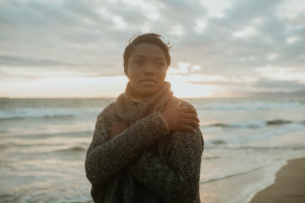 Mujer negra, en la playa, en, ocaso