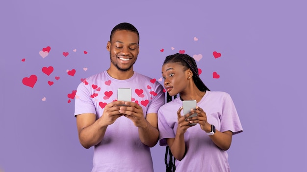 Mujer negra revisando el collage del teléfono móvil de su novio