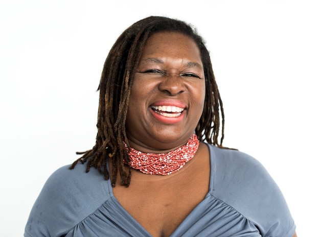 Mujer negra riendo alegre retrato de estudio