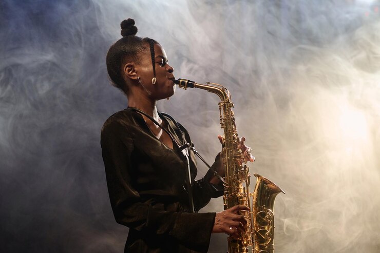 Foto mujer negra con talento tocando el saxofón