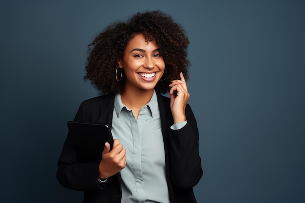 Mujer negra con teléfono en el fondo del estudio