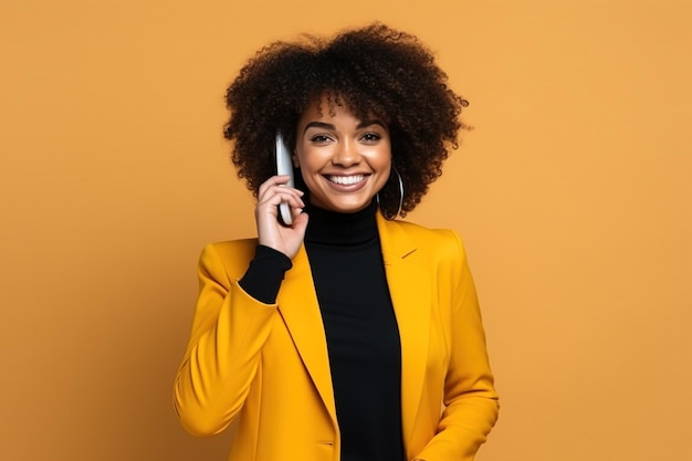 Mujer negra con teléfono en el fondo del estudio