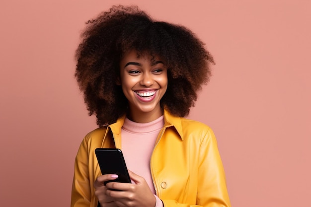 Mujer negra con teléfono en el fondo del estudio