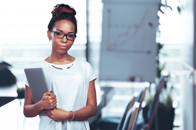 mujer negra, tenencia, computadora portátil