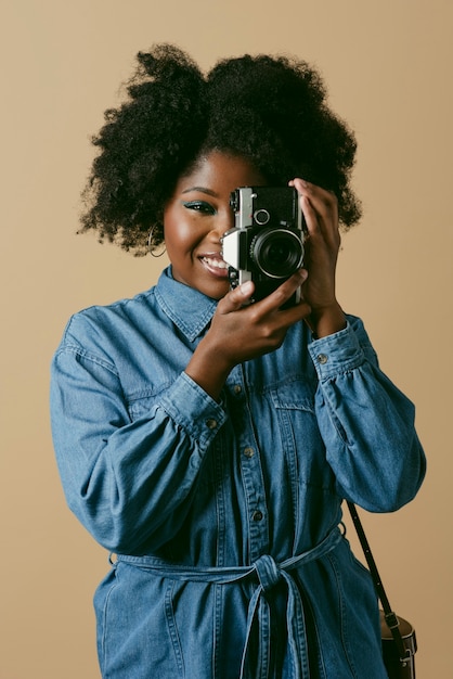 Foto mujer negra de tiro medio tomando fotos