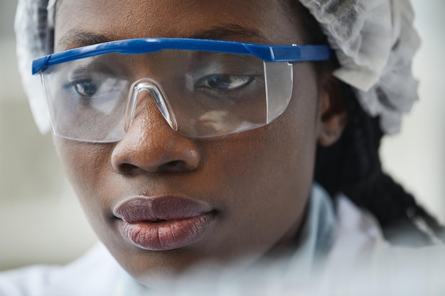 mujer negra, trabajando, en, laboratorio, primer plano