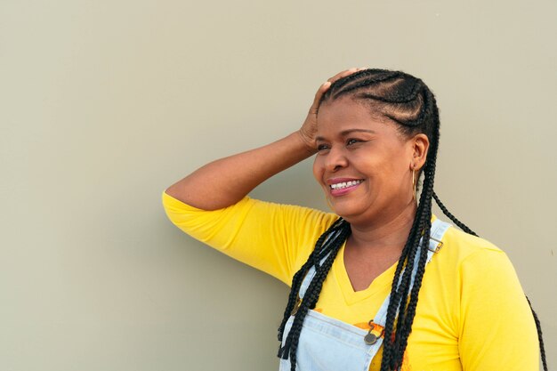 Mujer negra con trenzas al aire libre