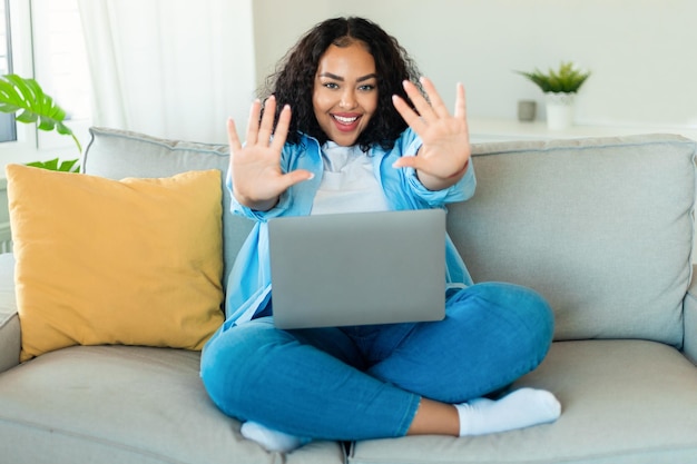 mujer negra, utilizar, computador portatil, extensión, manos, saludar, hola, en casa