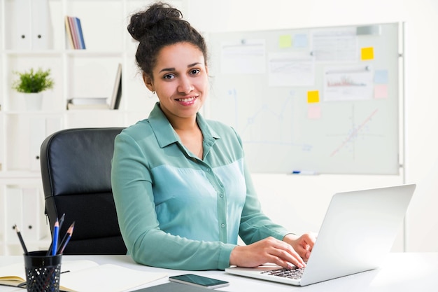 mujer negra, utilizar, computador portatil