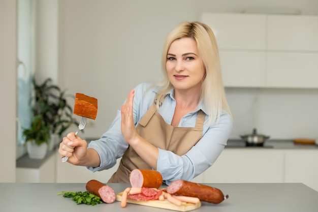 mujer se niega a salchicha en un tenedor