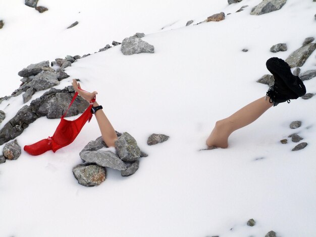 Foto mujer en la nieve