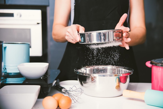 Mujer niña en la cocina cocina masa de polvo de panadería de panadero