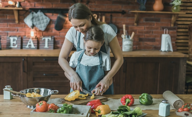 Mujer y niña cortando pimienta