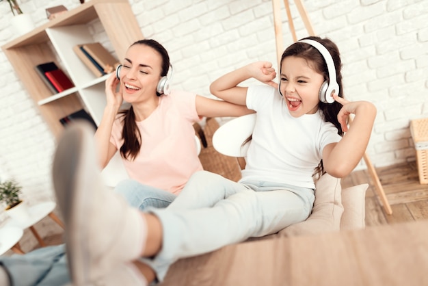 Una mujer y una niña descansan en casa.