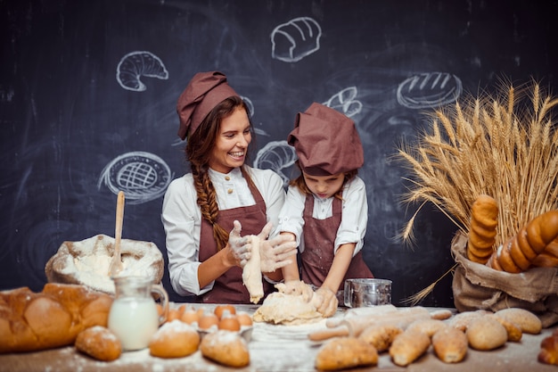 Mujer y niña haciendo pasteles juntos