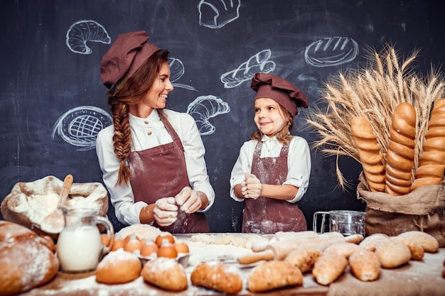 Mujer y niña haciendo pasteles juntos