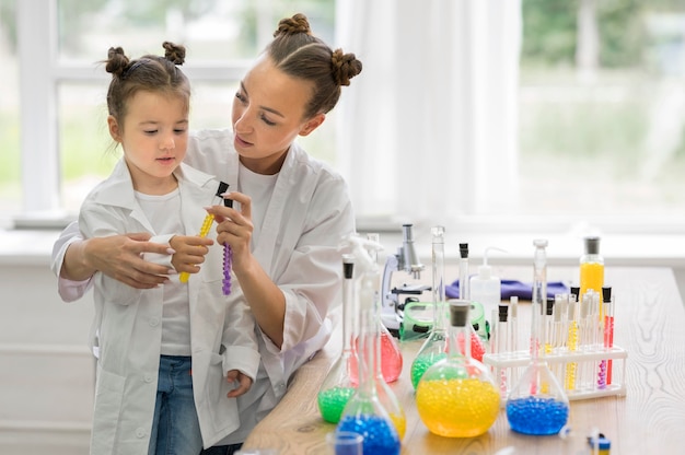 Mujer con niña en laboratorio