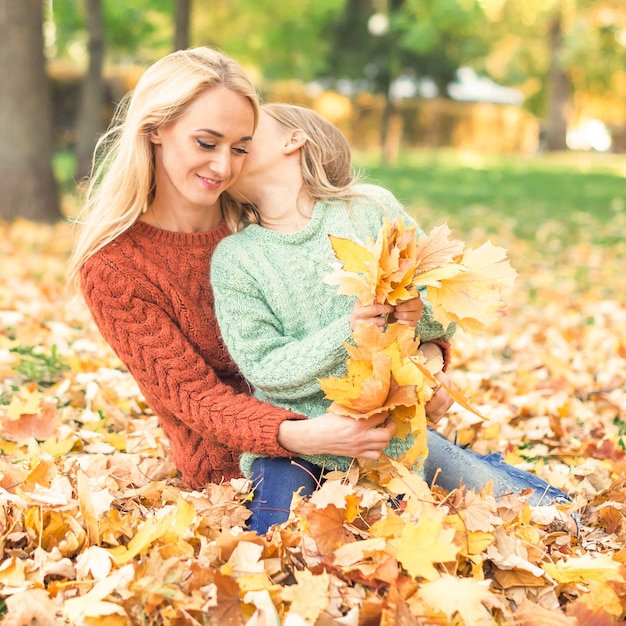 Mujer y niña, tenencia, otoño amarillo, hojas