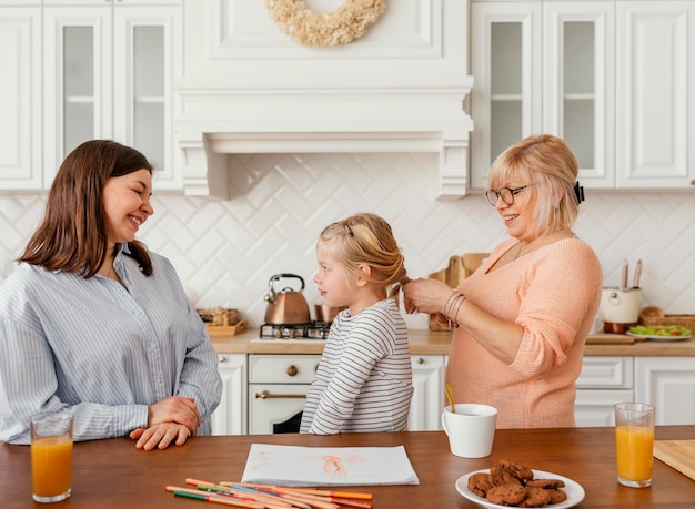 Foto mujer y niña de tiro medio en la cocina