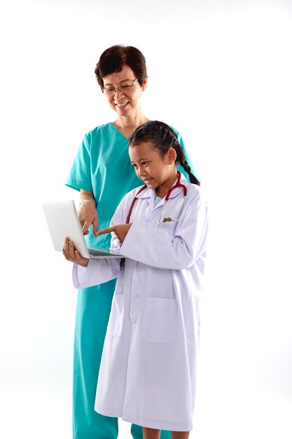 Mujer y niña en trajes de médico charlando