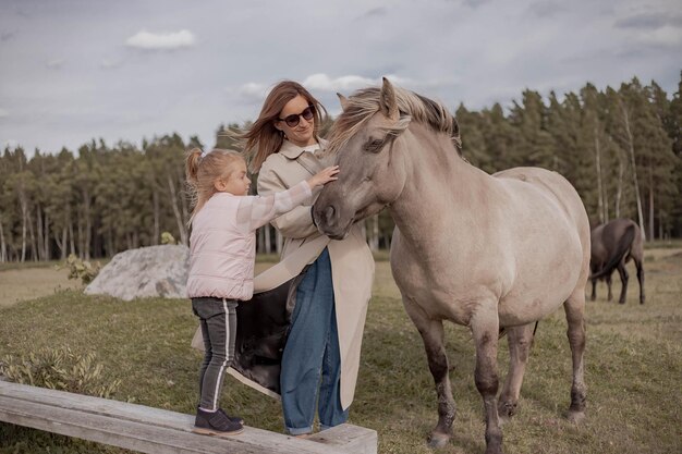 Mujer y niño con un caballo en el parque nacional