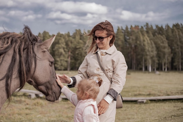 Mujer y niño con un caballo en el parque nacional