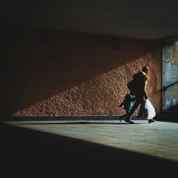 Mujer con niño en la calle a la luz del sol