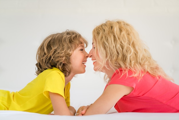 Mujer y niño en casa