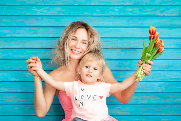 Mujer y niño en casa