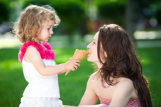 Mujer y niño comiendo helado en Spring Park