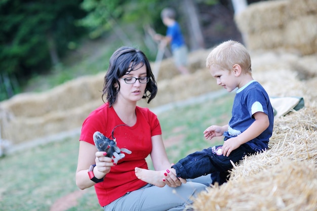 mujer y niño se divierten al aire libre en el parque en la naturaleza