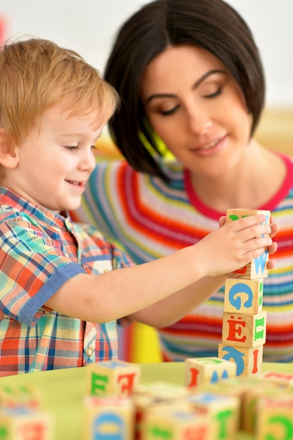 Mujer y niño jugando con cubos