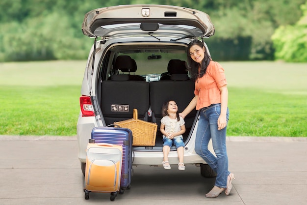 Mujer y niño listos para vacacionar