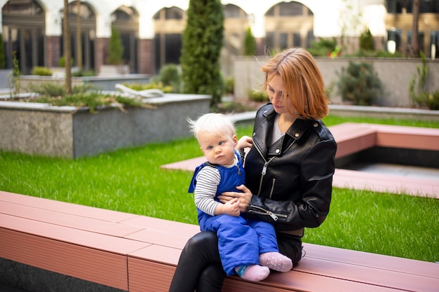 mujer, con, niño, nene, aire libre, en, fondo urbano