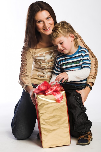 Mujer y niño revisando regalos de navidad o cumpleaños