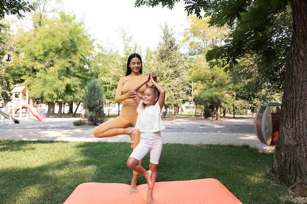 Foto mujer y niño de tiro completo en el parque