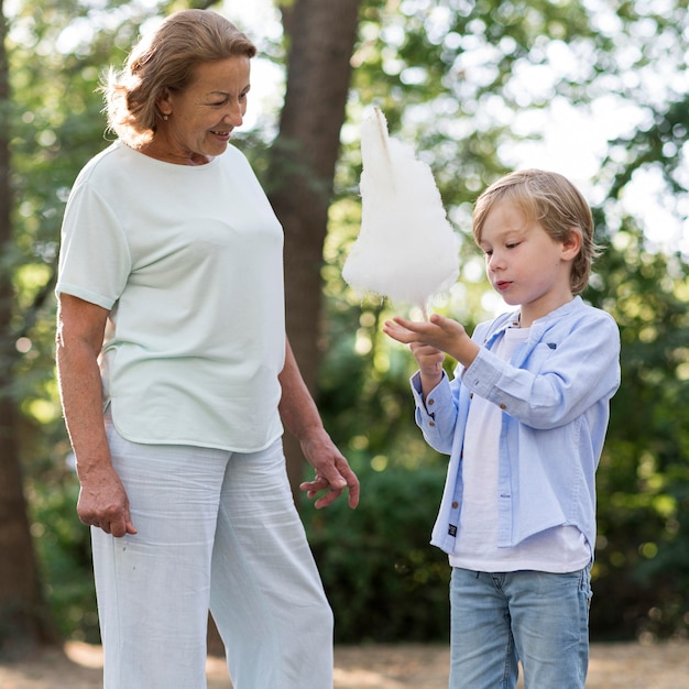 Mujer y niño de tiro medio al aire libre